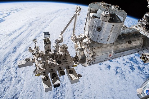 800px-ISS-55_EVA-1_Kibo_laboratory_module