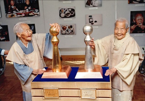 金のこけし銀のこけし