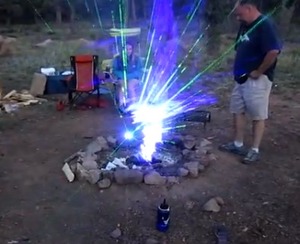 レーザー光線のキャンプファイヤーが幻想的すぎる（動画）