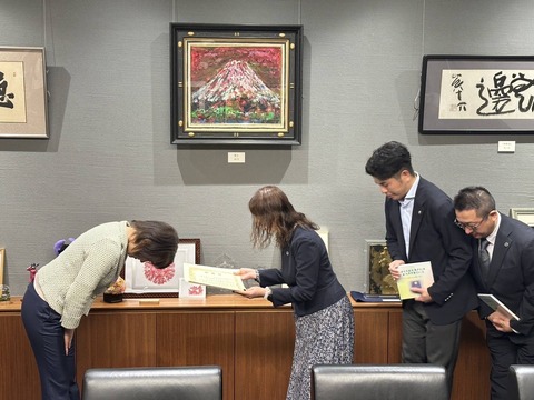 2024あいの会1017豊島区長絵本贈呈_003