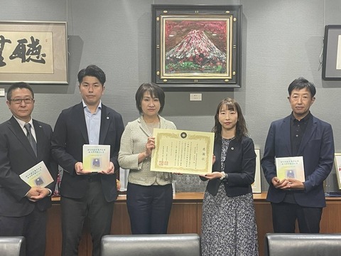 2024あいの会1017豊島区長絵本贈呈_001