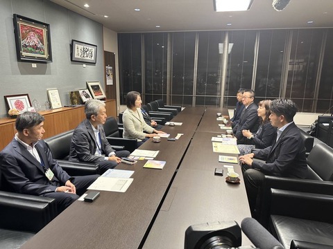 2024あいの会1017豊島区長絵本贈呈_005