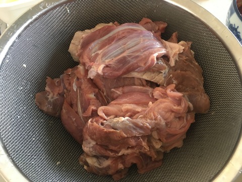 切り分けて、塩水で洗いました。