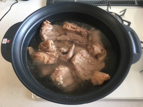 お湯で霜降り状態にしてひたすら煮込む!
