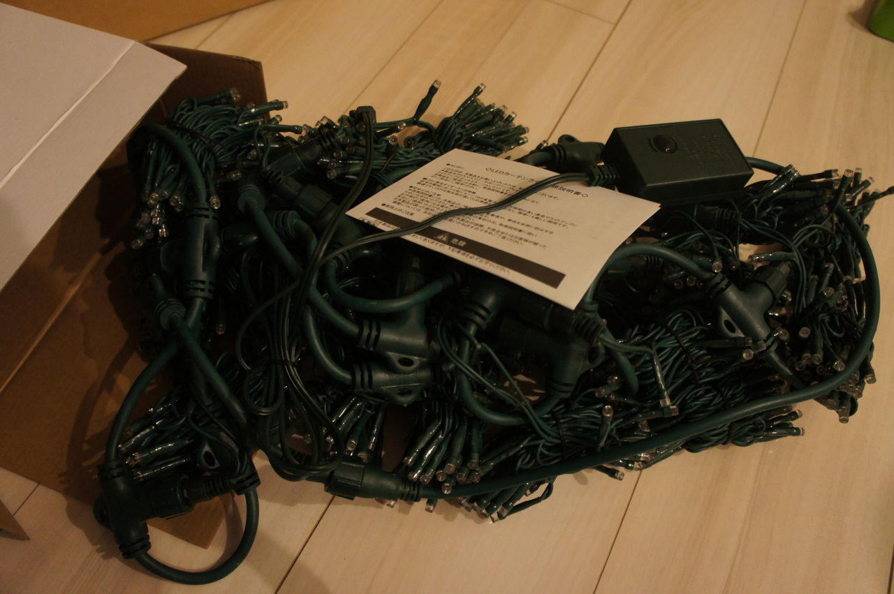 テラスの木をクリスマスツリーに ブルーのledでイルミネーション 電気代は意外と安い I Smart Looking House 一条工務店で個性派住宅