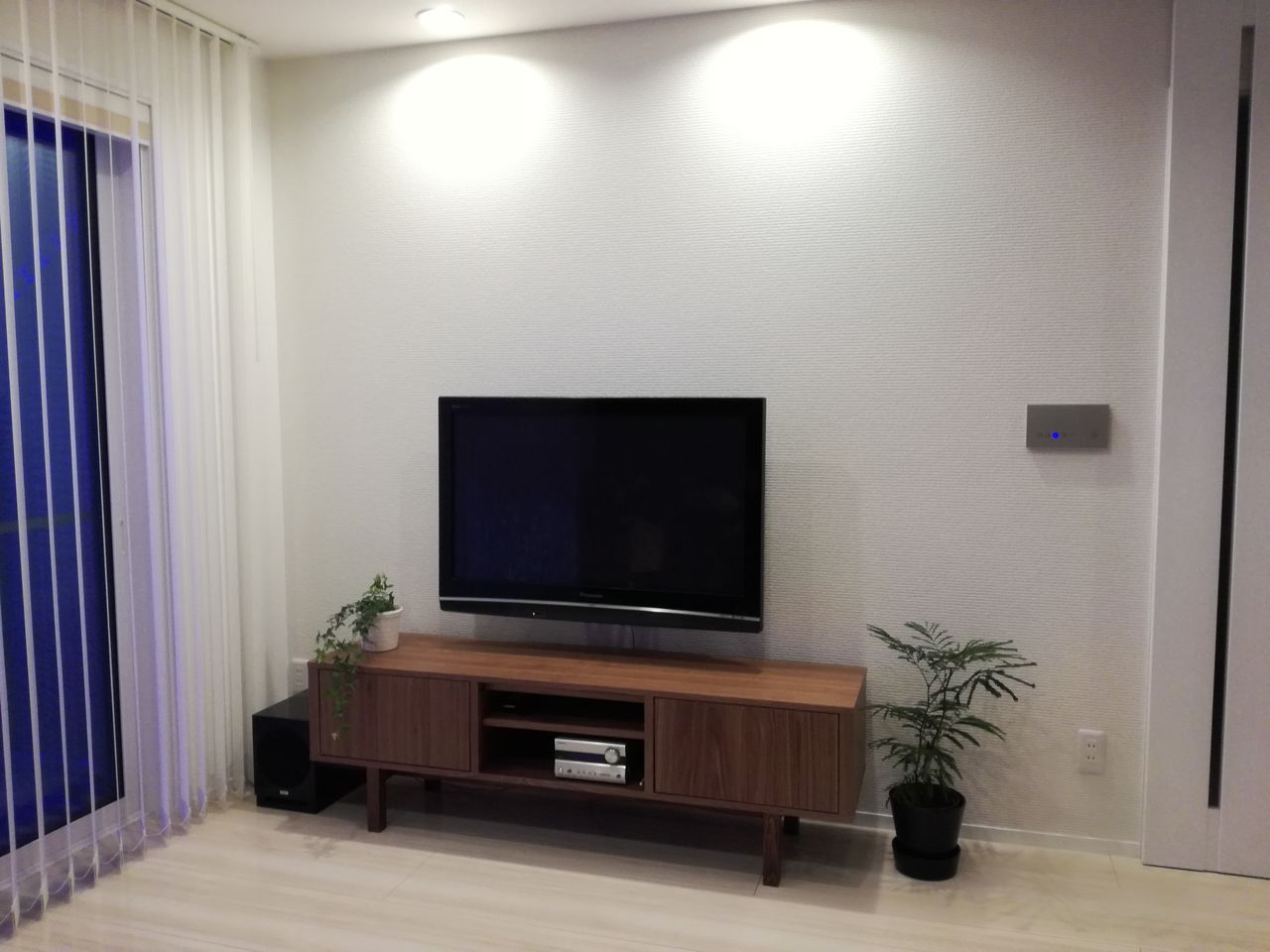 Web内覧会 Ikeaのテレビボード 壁掛けテレビの隠ぺい配管がやっと役立ちました I Smart Looking House 一条工務店で個性派住宅