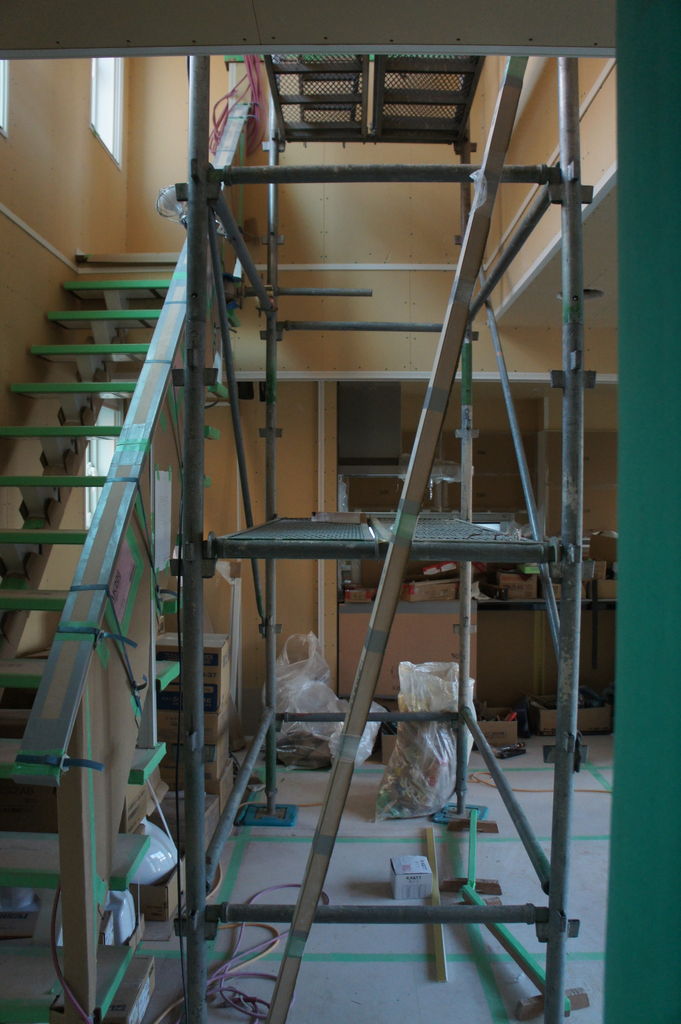 上棟後 41 第46日目 ドア設置 外部足場解体 吹き抜け足場設置 吹き抜け廻り縁設置 トイレ手摺り設置 シューズクローク棚設置 住設上部石膏ボード設置 I Smart Looking House 一条工務店で個性派住宅