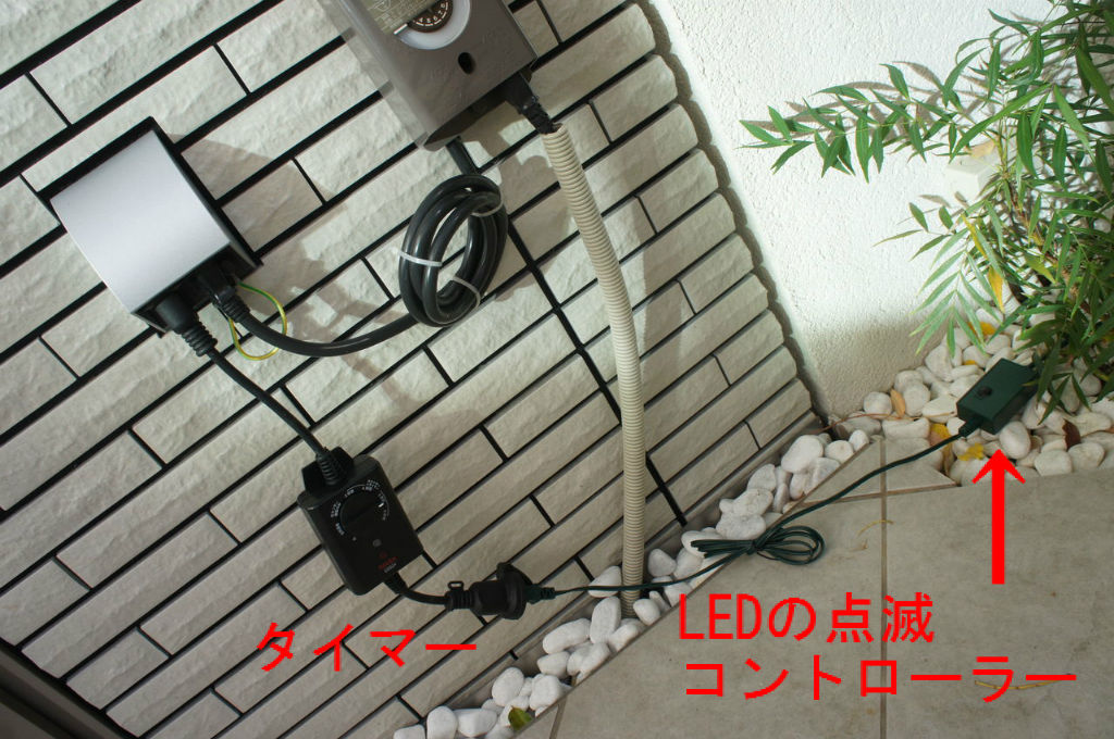 テラスの木をクリスマスツリーに ブルーのledでイルミネーション 電気代は意外と安い I Smart Looking House 一条工務店で個性派住宅