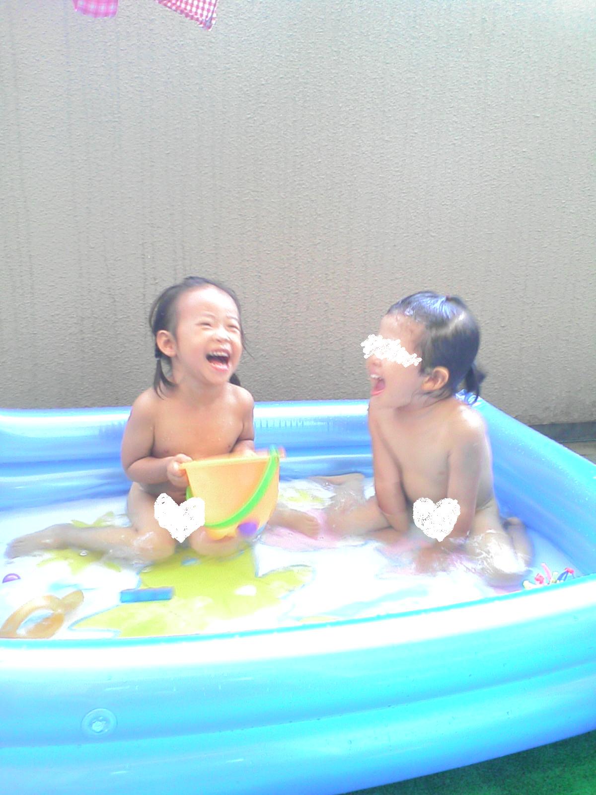 水遊び　ベランダ　はだか 