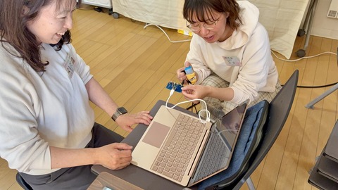 できあがったスイッチ・インターフェイスをテスト中の参加者