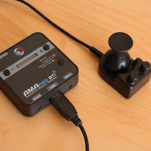 AMAneo BTiにジョイスティックマウスを接続した様子