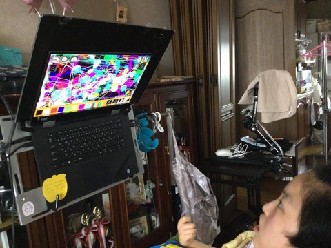 視線入力で絵を描くRさん