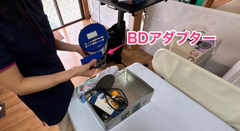 BDアダプターを接続するスタッフさん