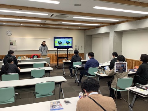 ワークショップでKMEを紹介中