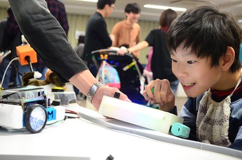 ジョイスティックでロボットを動かす男の子