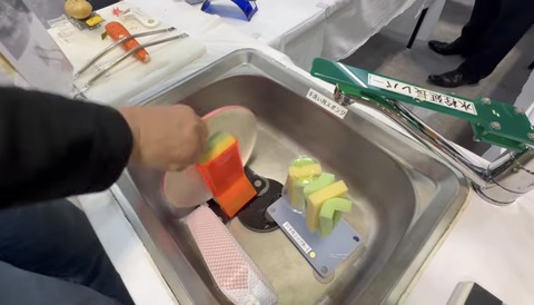 片手で皿を洗う自助具