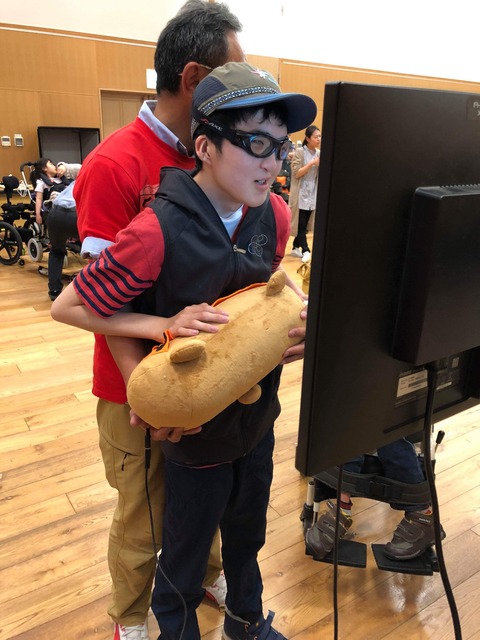 視線入力を体験する高校生01