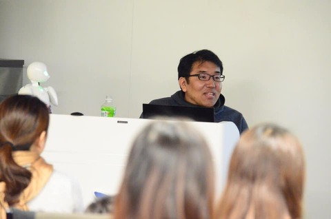 トークセッションの司会を務める伊藤さん