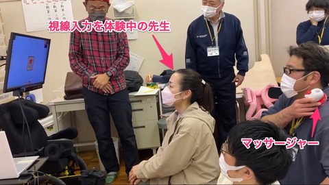 肩のマッサージをしてあげる