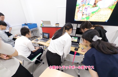 小型のトラックボールマウスを試す院生