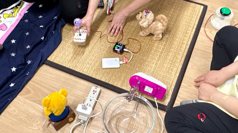 e-AT機器の使い方を練習するスタッフさんたち
