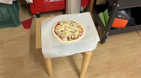 具材を載せたピザ生地