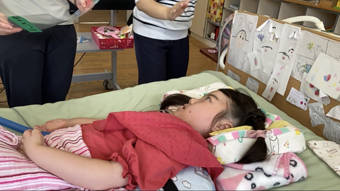 目を大きく見開いたBさん
