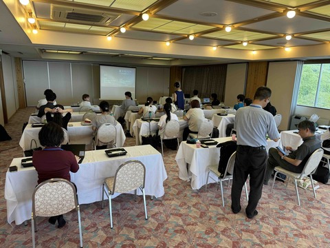 各参加者のテーブルには昼食用弁当