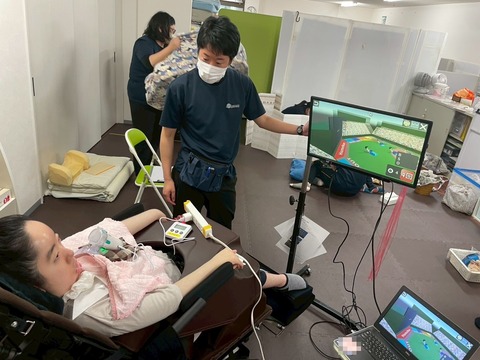 ディスプレイの位置を調整するスタッフさん