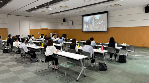 看護師長に肩たたきをするM病院
