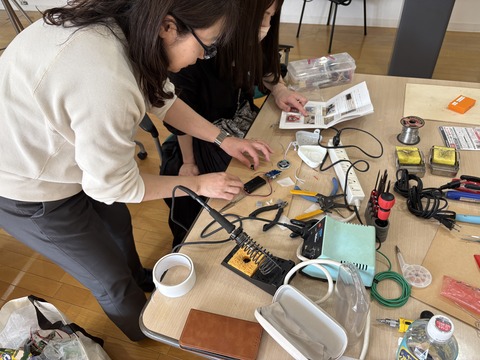 おにぎりケースVOCAを製作中の参加者