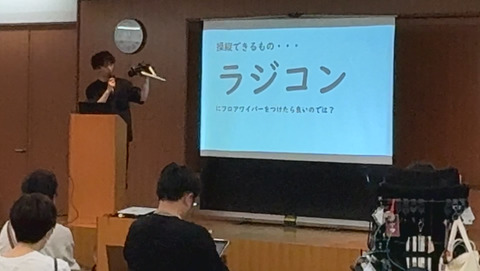 教材を紹介する塩塚さん