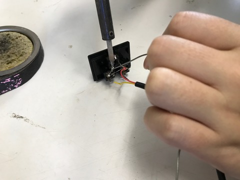 コードをハンダ付けしている様子