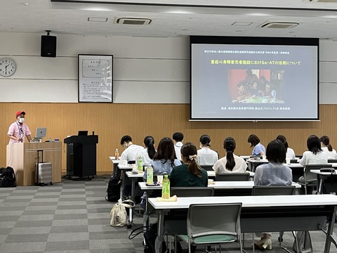 講演中のSam