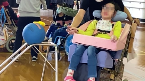 支援者による介助でボールを転がす