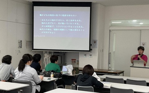 講義中の森岡さん