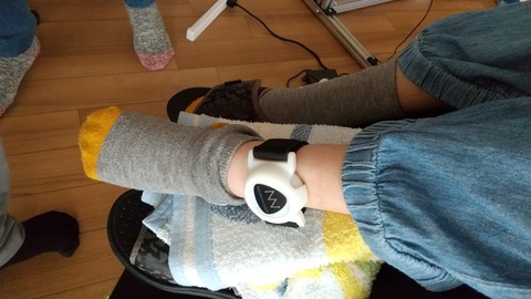 足に装着した筋電センサー