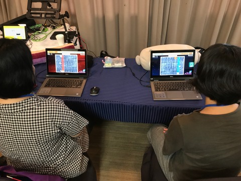 EyeMoT 3DXスクラッチオンラインゲームをする受講者