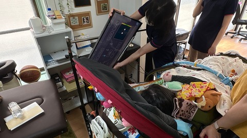 Eye Trackerの位置を調整中