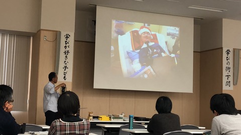 181202講演の様子05タンバリン演奏