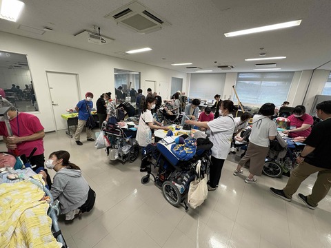 オモチャやアクセシビリティスイッチなどを体験している来場者01