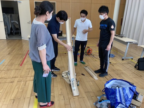 ランプの組み立て手順を教わる教員