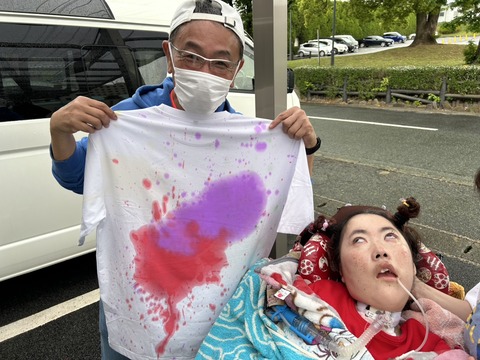 視線入力で作ってくれたTシャツの背面