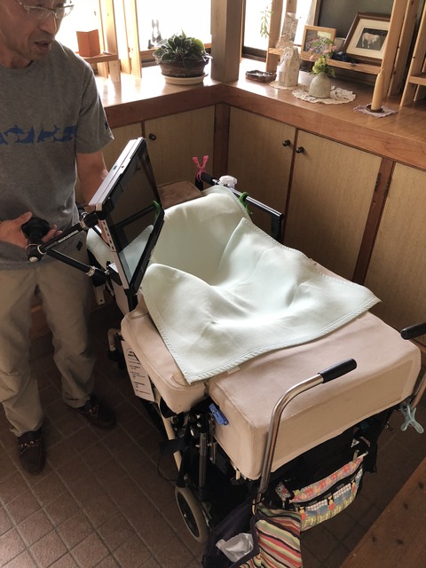 ディスプレイを車いすに固定する