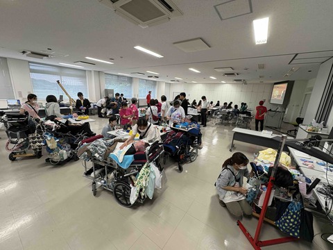 オモチャやアクセシビリティスイッチなどを体験している来場者03