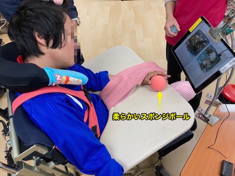 スポンジボールを握るAさん