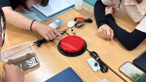 ビッグスイッチに入力して乾電池式オモチャを作動させる