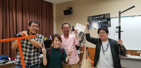 固定具をかつぐ講演者