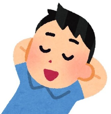両手を頭の後ろに組んだ男の子