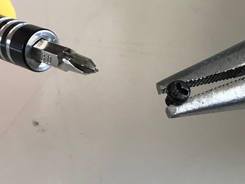 裏蓋のネジ頭と三角形ドライバー